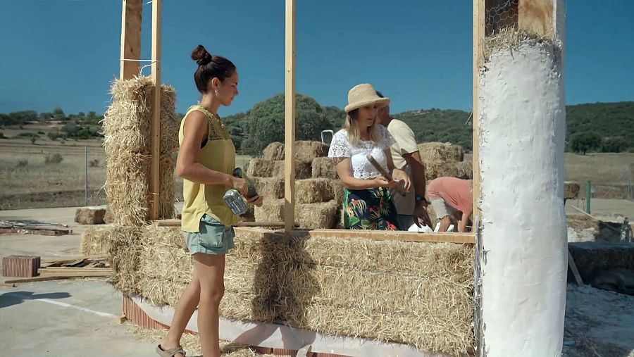 Construcción de una casa de paja
