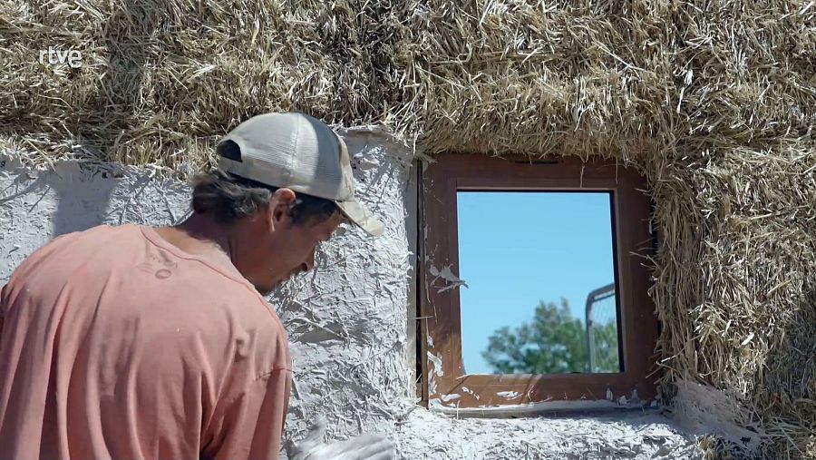 Construcción de una casa de paja
