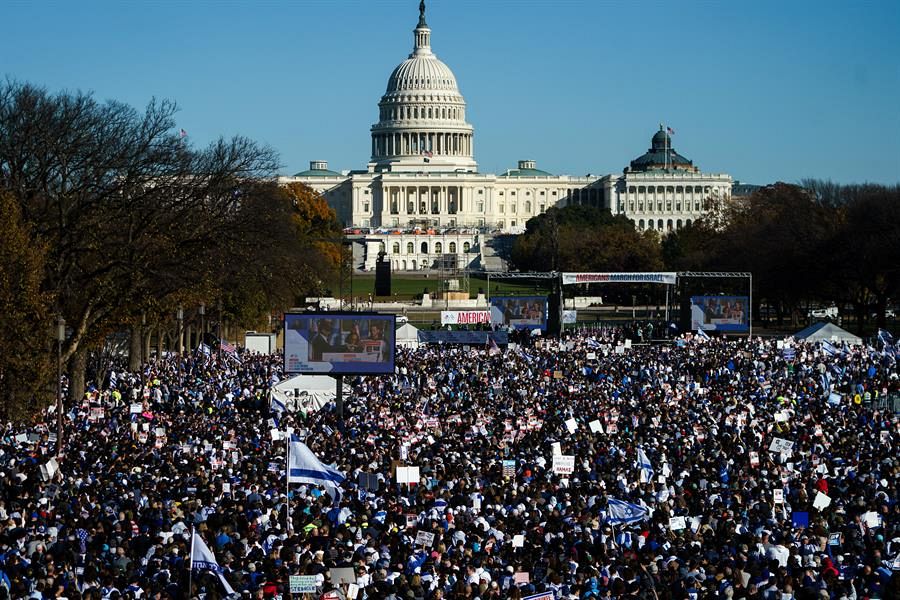 Manifestantes se reúnen en apoyo a Israel en el National Mall de Washington, Estados Unidos.