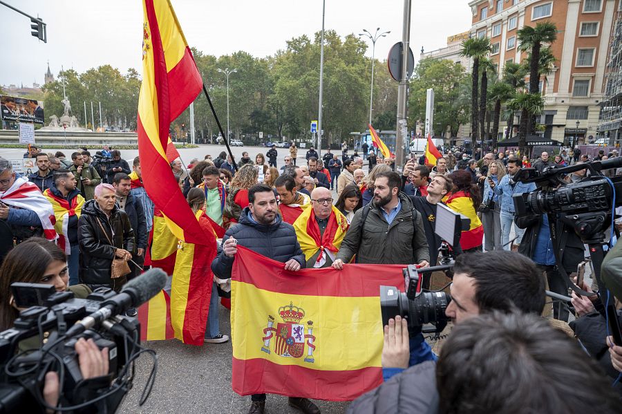 Protestas en las inmediaciones del Congreso en el primer día del debate de investidura del líder del PSOE, Pedro Sánchez