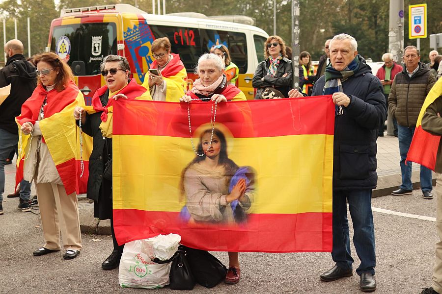 Debate de investidura: algunas personas se han manifestado en los alrededores del Congreso contra la investidura de Sánchez rezando y con imágenes religiosas