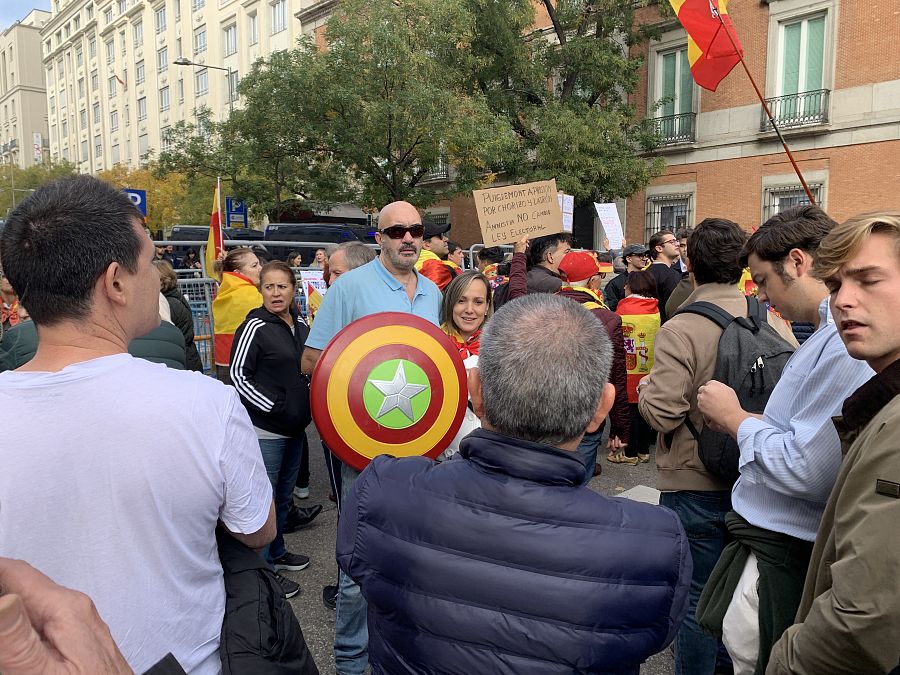 Debate de investidura de Pedro Sánchez: manifestantes con una bandera
