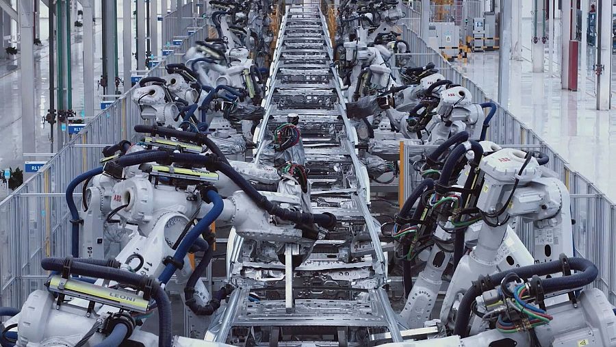 Robots de una fábrica de motores eléctricos