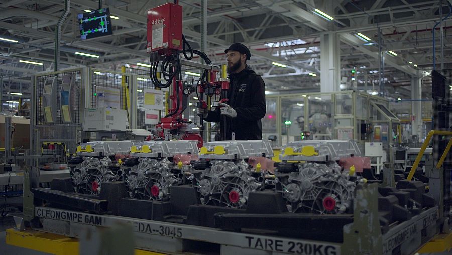 Un operario en fábrica de coches eléctricos