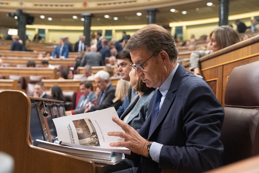 El presidente del Partido Popular prepara su intervención en la primera sesión del debate de investidura de Pedro Sánchez como presidente de Gobierno