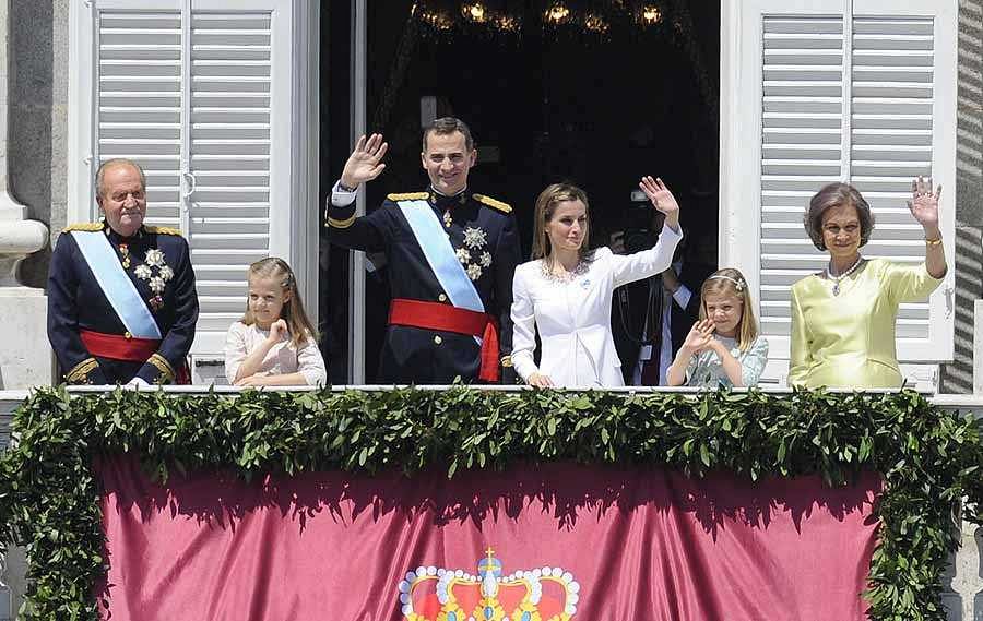 Felipe VI saluda desde el balcón del Palacio Real junto a la Reina Letizia y sus dos hijas