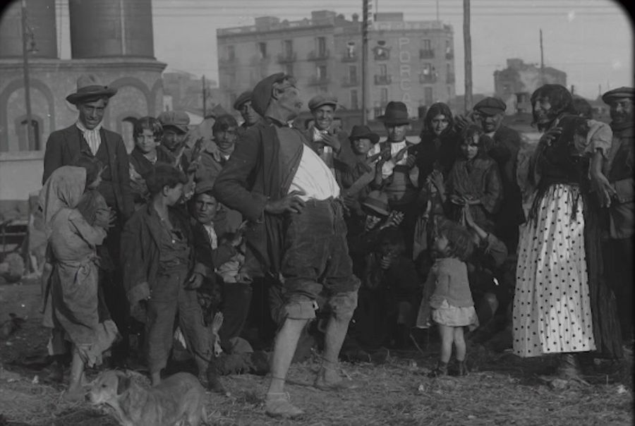 Imatge d'arxiu en blanc i negre de la comunitat gitana al barri de Gràcia de Barcelona a 'La Recepta Perduda'