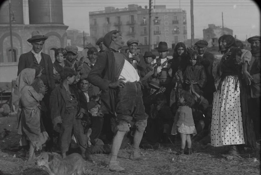 Imatge d'arxiu en blanc i negre de la comunitat gitana al barri de Gràcia de Barcelona a 'La Recepta Perduda'