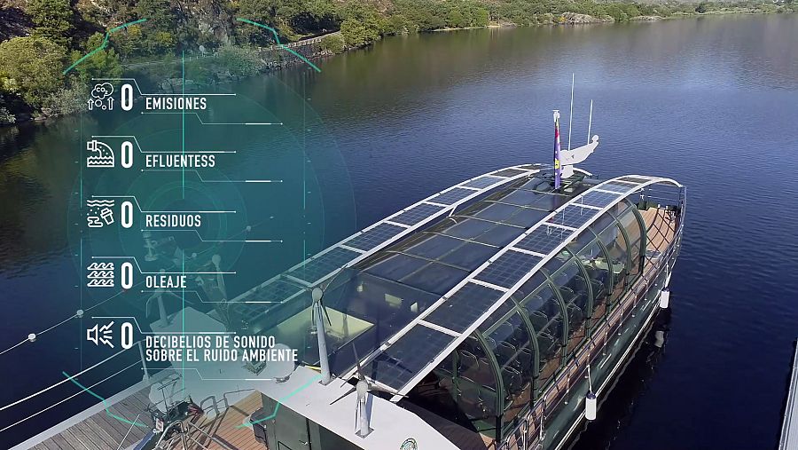 Catamarán eólico-solar en el Lago de Sanabria