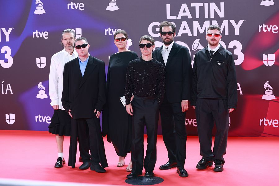 El cantante Sen Senra (c) posa durante el photocall previo a la gala de entrega de los Latin Grammy 2023