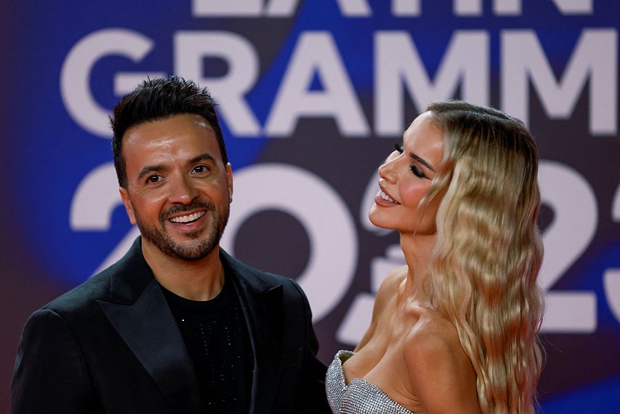 Luis Fonsi y su mujer en la alfombra roja