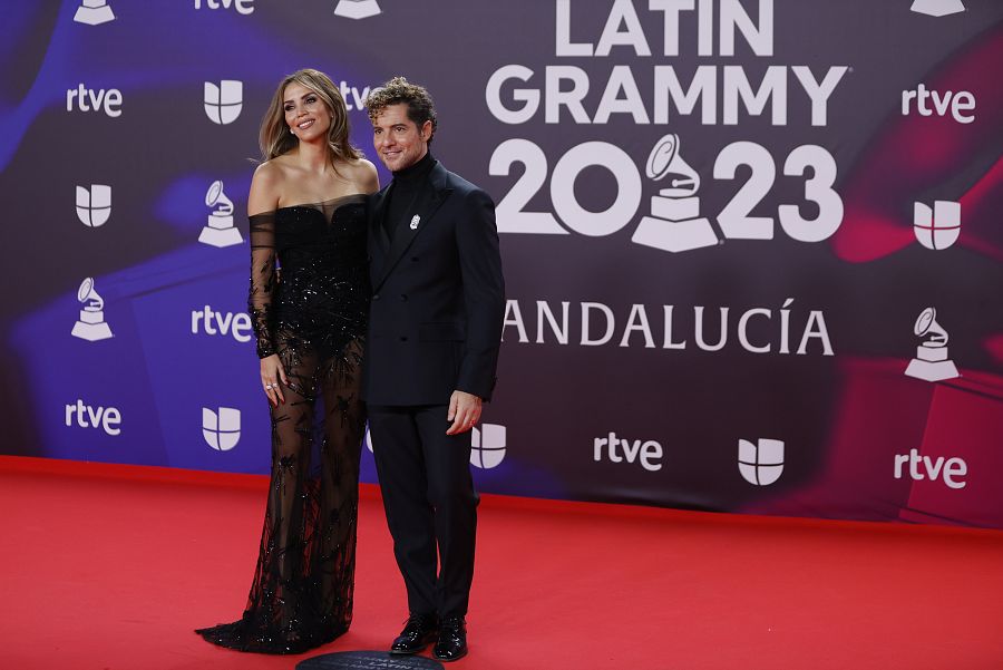 David Bisbal y Rosanna Zanetti posan para los fotógrafos en la alfombra roja de la gala