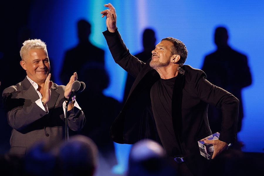 Antonio Banderas recibe el Premio de la Presidencia ante el cantante español Alejandro Sanz.