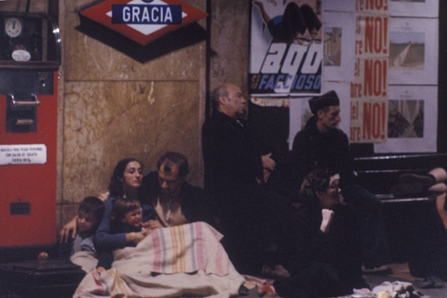 Una escena de La plaça del Diamant, amb els protagonistes amagats a l'estació de Gràcia, que feia de refugi de les bombes