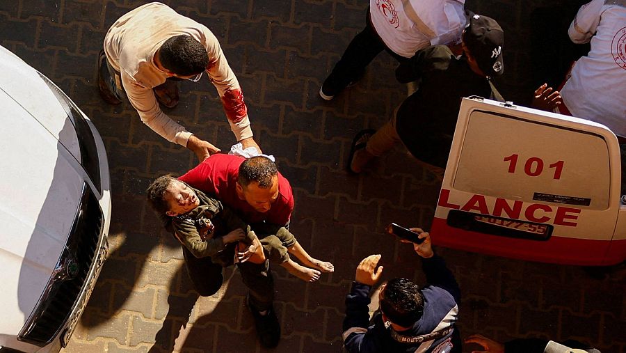 Evacúan a un niño herido tras un bombardeo israelí en Jan Yunis, al sur de la Franja (REUTERS/Ibraheem Abu Mustafa).