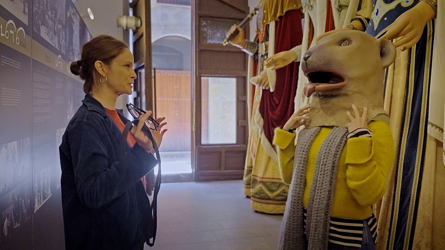 La Sílvia Abril s'emprova un capgros fet per la Teresa Caserras