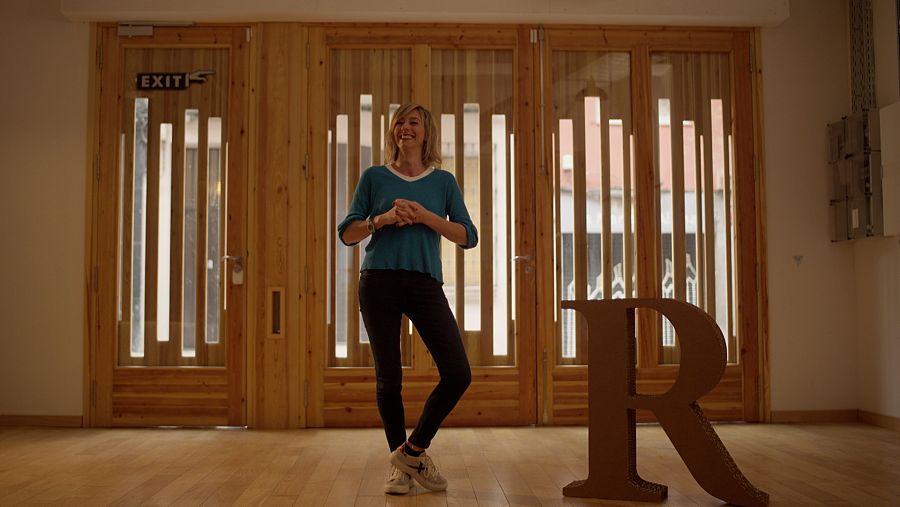 Ana Boadas amb la R de cartró de 'Planeta R'