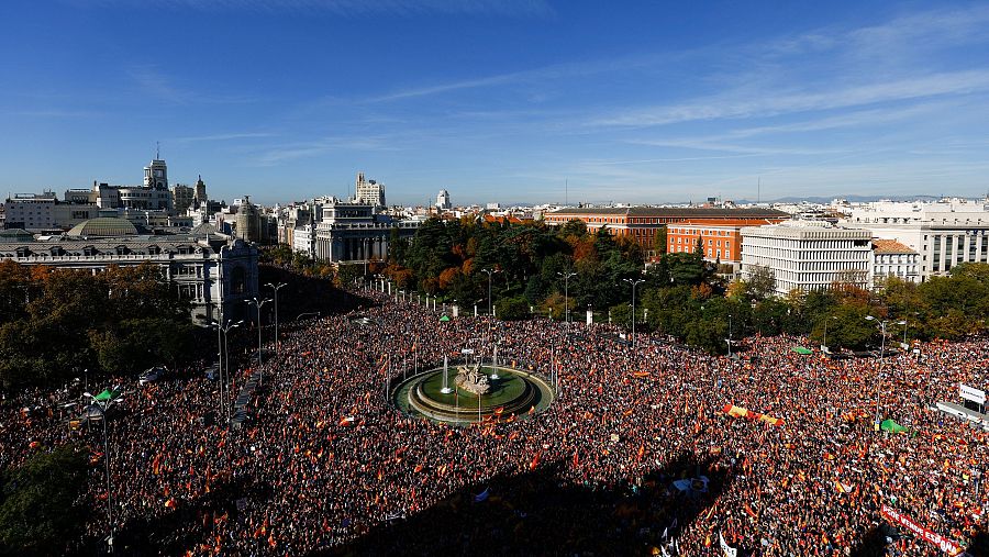 Miles de personas durante una manifestación contra la amnistía, en Cibeles.