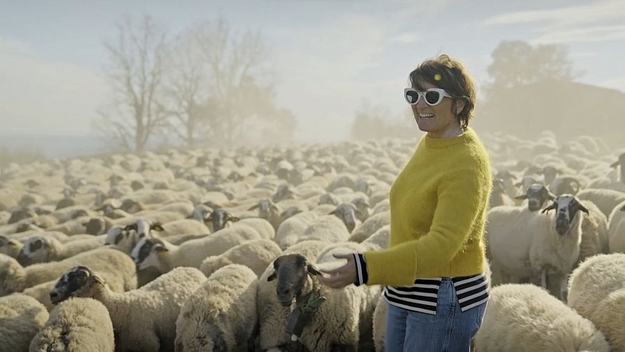 Sílvia Abril enmig d'un ramat d'ovelles al Solsonès, comarca on cuina un xai amb trumfos a 'La Recepta Perduda'