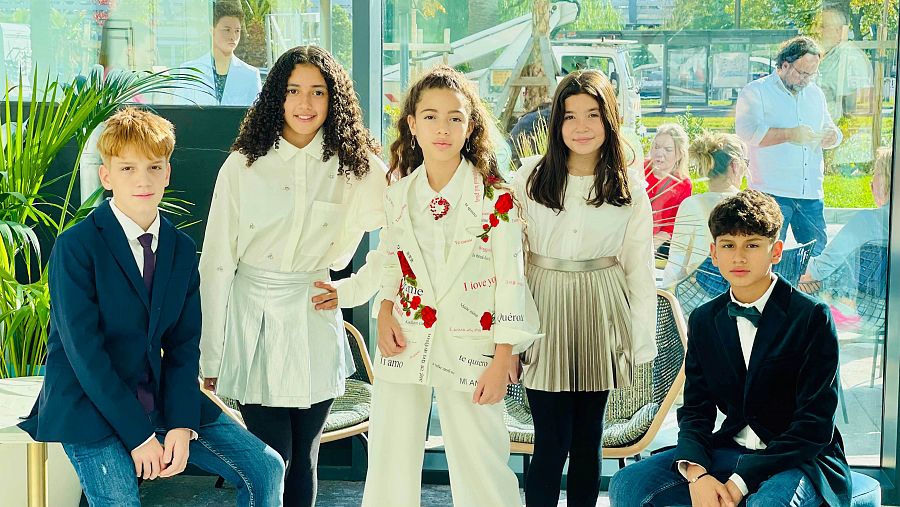 Sandra Valero y su equipo de baile en Eurovisión Junior 2023