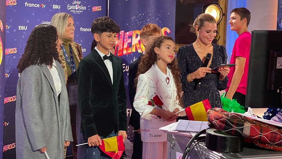 Sandra Valero acompañada por sus bailarines y Ana María Bordas en la alfombra roja