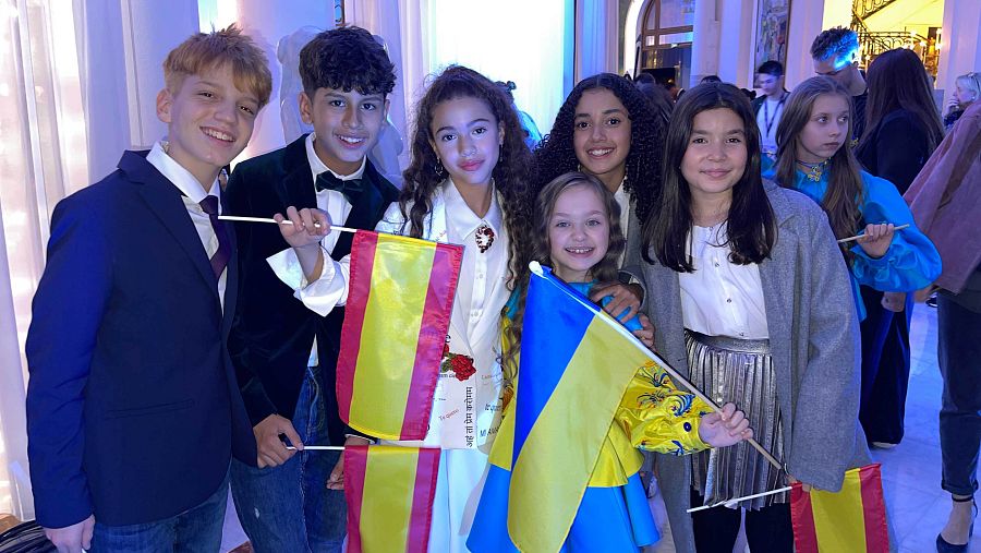 Sandra Valero y sus bailarines con Anastasia Dymyd, representante de Ucrania