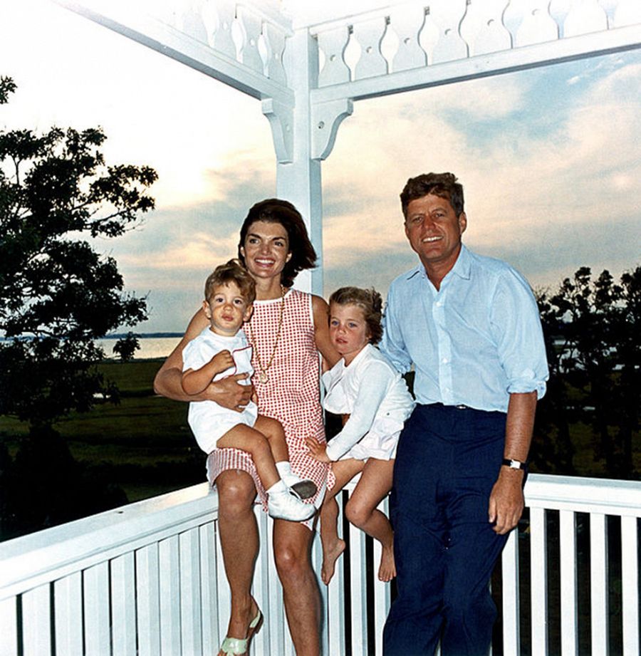 Jackie y J.F. Kennedy con sus hijos