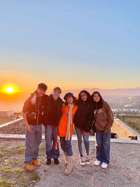 Sandra Valero y sus bailarines disfrutan de una puesta de sol en Niza