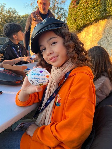 Sandra Valero ha pintado un galet, esos pequeños guijarros que adornan la extensa playa de Niza