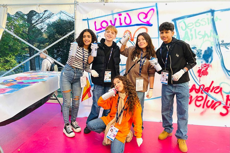 Sandra, Evelyn, Elia, Juan Diego y Marcos pintan un grafiti en Niza