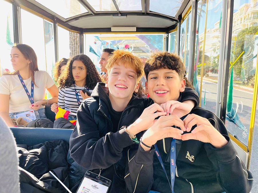 Sandra Valero y sus bailarines recorren la ciudad de Niza en un tren