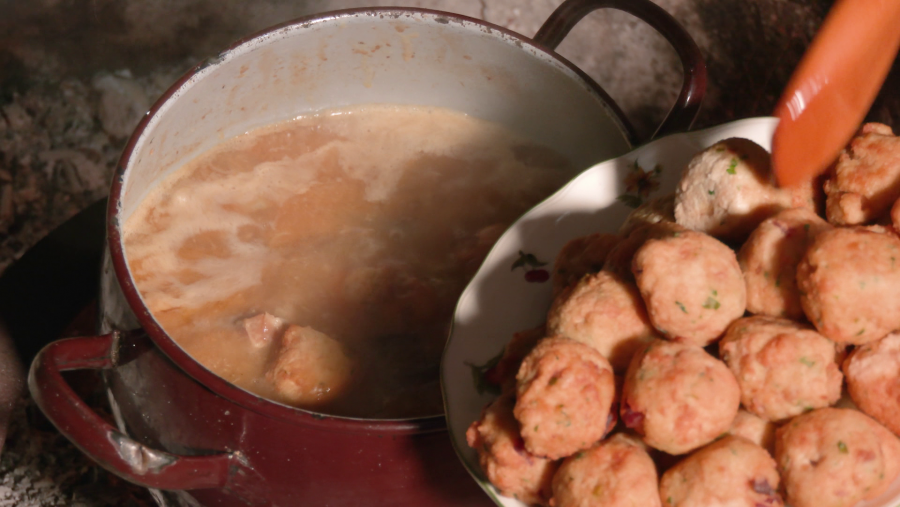 Cuando el guiso esté listo añadimos la cebolla frita y las bolas de pan