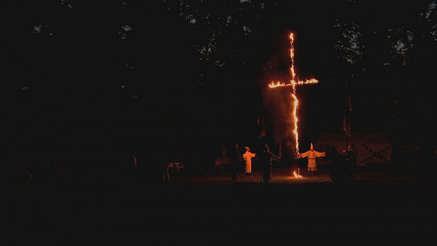 La cruz ardiendo símbolo del Ku Kliux Klan