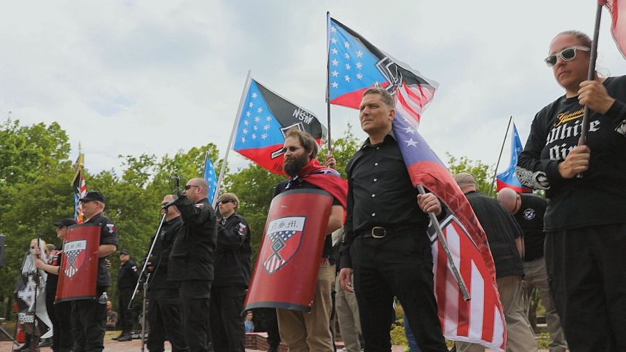 Varios miembros supremacistas blancos