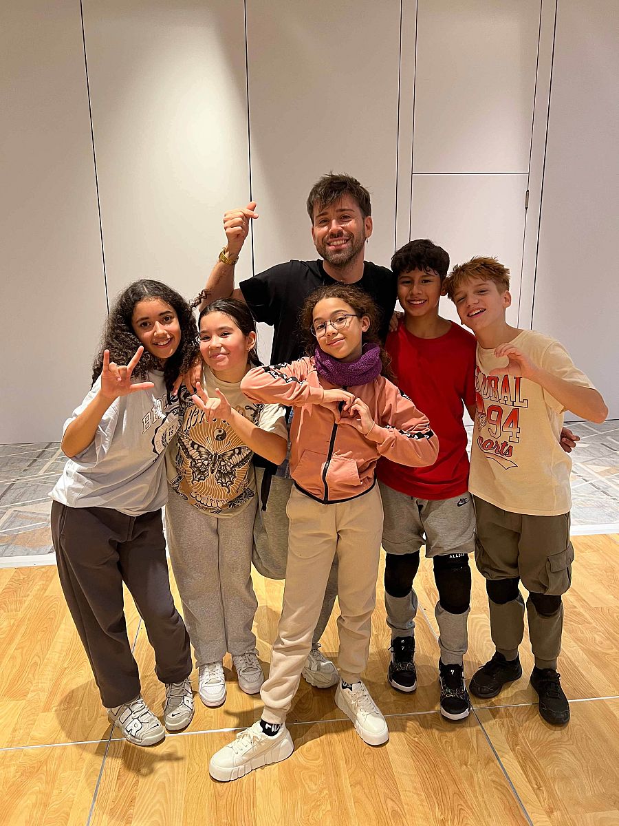 Sandra Valero y los bailarines con el coreógrafo Uy Albert