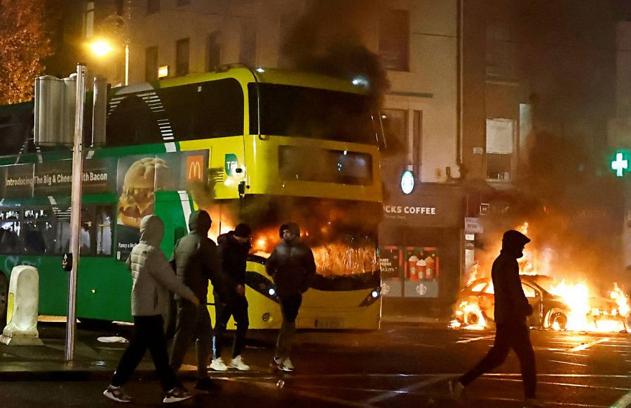 Un autobús arde durante una manifestación tras un apuñalamiento que dejó cinco heridos en Dublín, Irlanda.