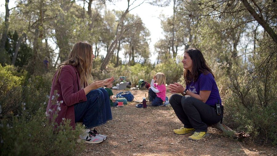 Martina Klein amb una monitora i nens a un bosc a 'Planeta R'