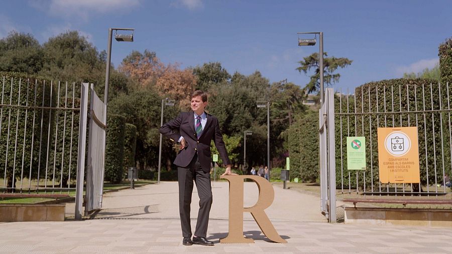 Marc Giró amb la R de cartró a 'Planeta R'