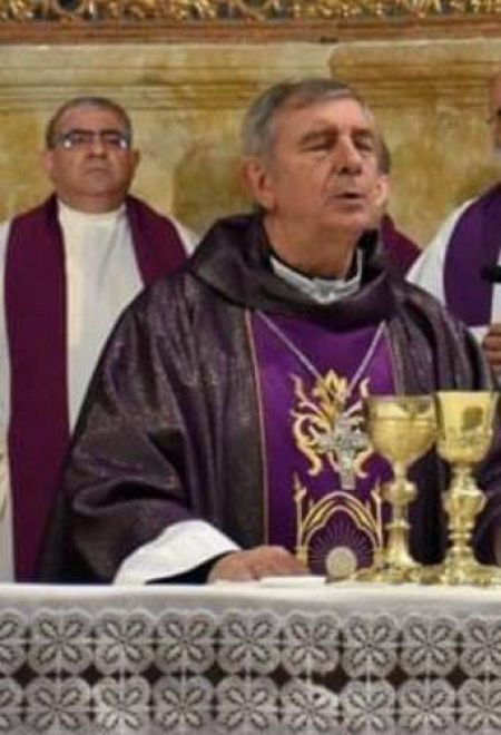 Poli Díaz y su obispo, José Luis Retana, durante la celebración de una misa.