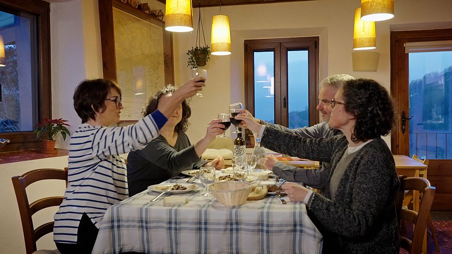 Sílvia Abril brindant abans de tastar el fricandó de vedella