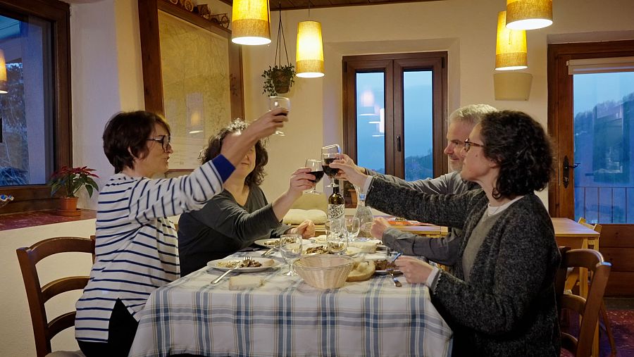 Sílvia Abril brindant abans de tastar el fricandó de vedella