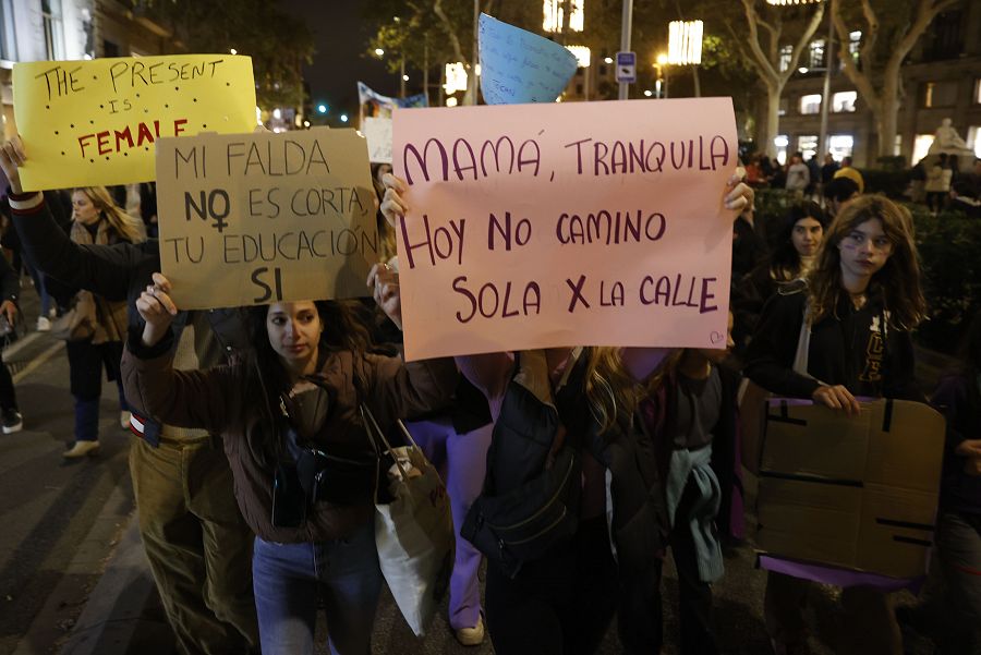 Un grupo de personas marcha en Barcelona con motivo del Día internacional para la Eliminación de la Violencia contra la Mujer