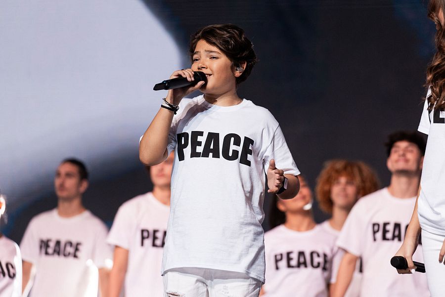 Lissandro, ganador de Eurovisión Junior 2022, durante el interval act 'We Are The World'