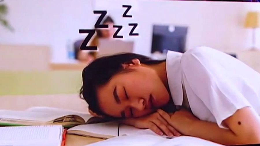 Imagen de un adolescente dormido sobre la mesa