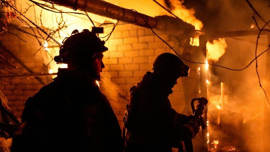 Los servicios de emergencias apagan un incendio tras un bombardeo en Jersón