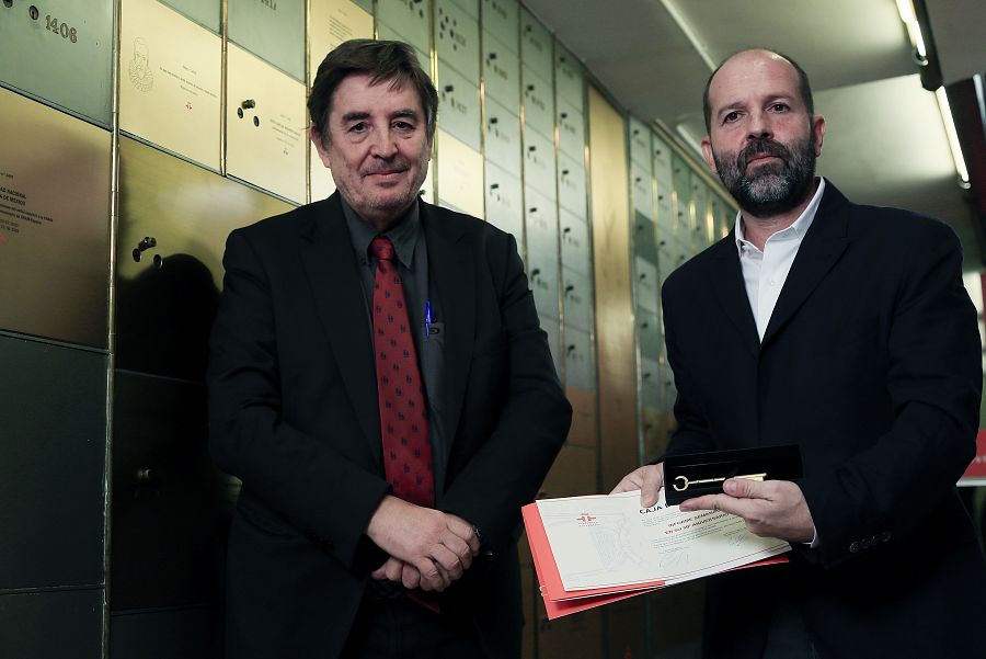 El realizador Pablo Ramírez y el director del Instituto Cervantes, Luis García Montero, introduce parte del legado del programa de RTVE 'Informe Semanal' en la Caja de las Letras del Instituto Cervantes en Madrid .