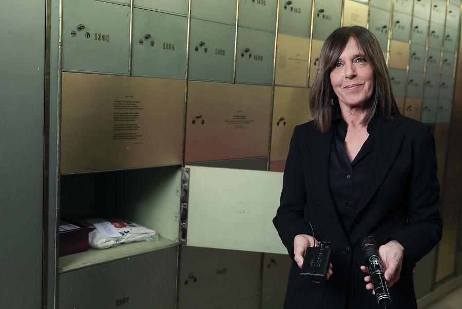Ana Blanco, presentadora de 'Informe Semanal', ha querido que en la caja estuvieran un micro y una petaca.