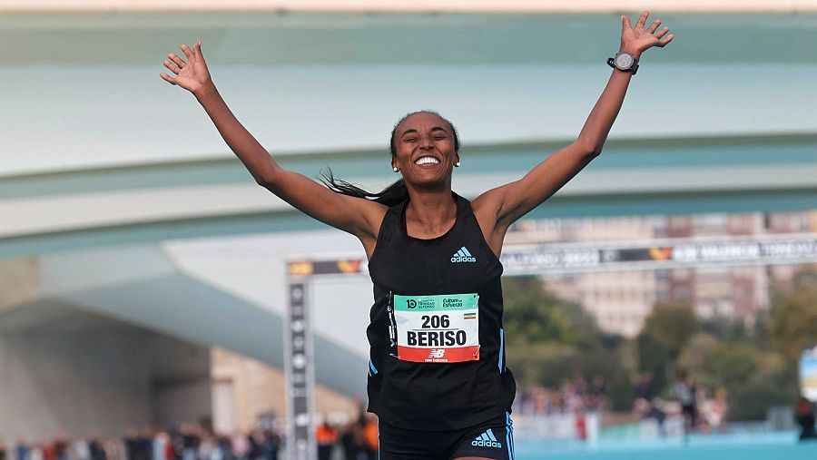 La etíope Amane Beriso a su llegada a meta en Valencia