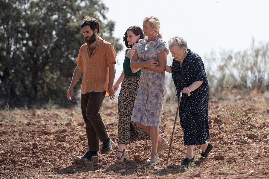 Mercedes, Herminia, Carlos y Karina, en el emotivo final de 'Cuéntame'