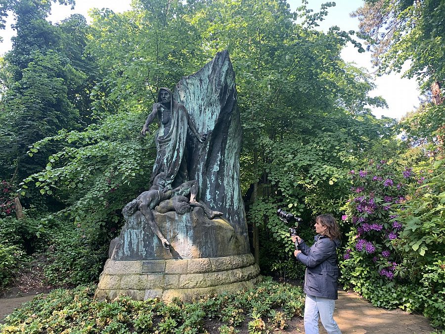 Irene Martín, reportera de TVE graba el monumento a la guerra en el Palacio de la Paz